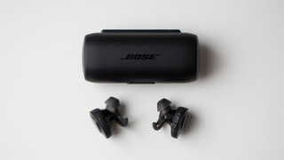 La caja de carga es algo más grande que la que viene con los AirPods, pero cabe bien en el bolsillo